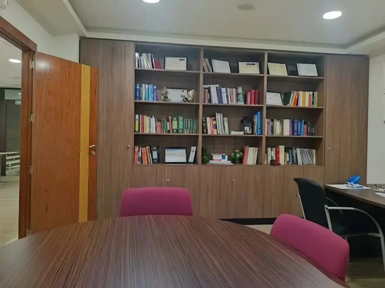 Biblioteca jurídica del despacho Miñarro Abogados en Totana