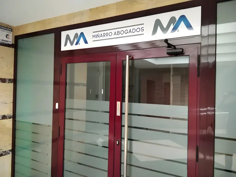 Entrada y rótulo de Miñarro Abogados en Totana