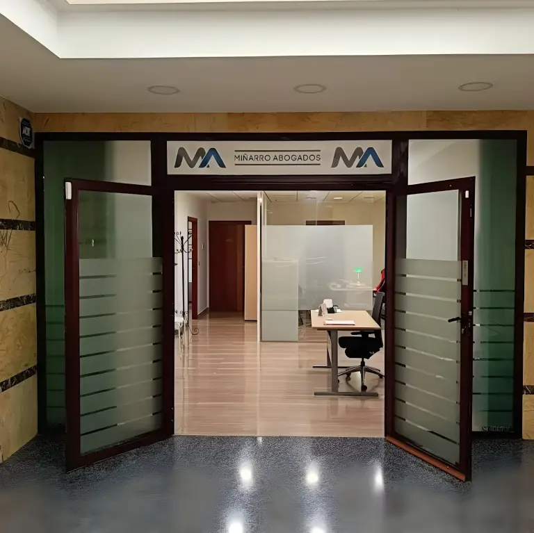 Entrada del despacho Miñarro Abogados en Totana