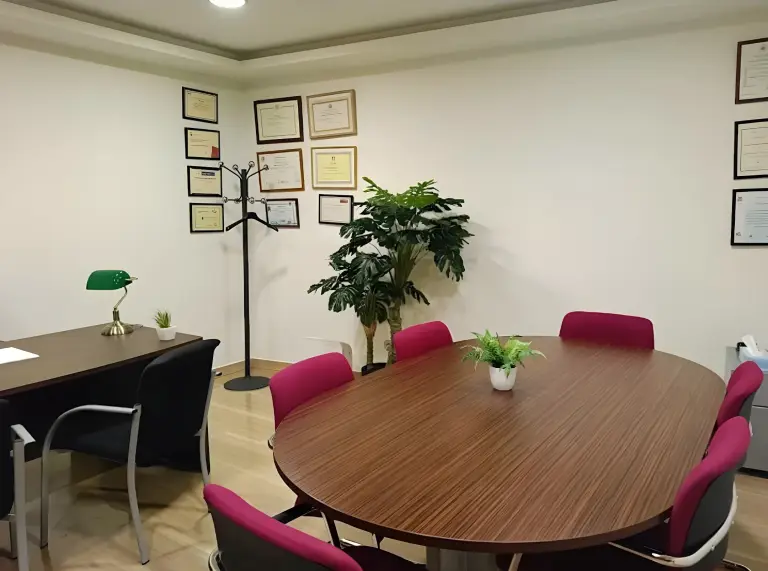 Sala de reuniones del despacho Miñarro Abogados en Totana